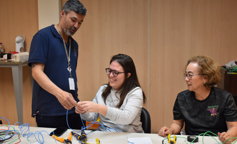 Mulheres aprendem noções de elétrica predial em curso gratuito em Londrina