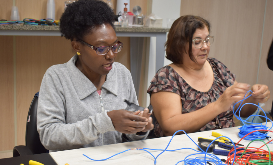 Mulheres aprendem noções de elétrica predial em curso gratuito em Londrina