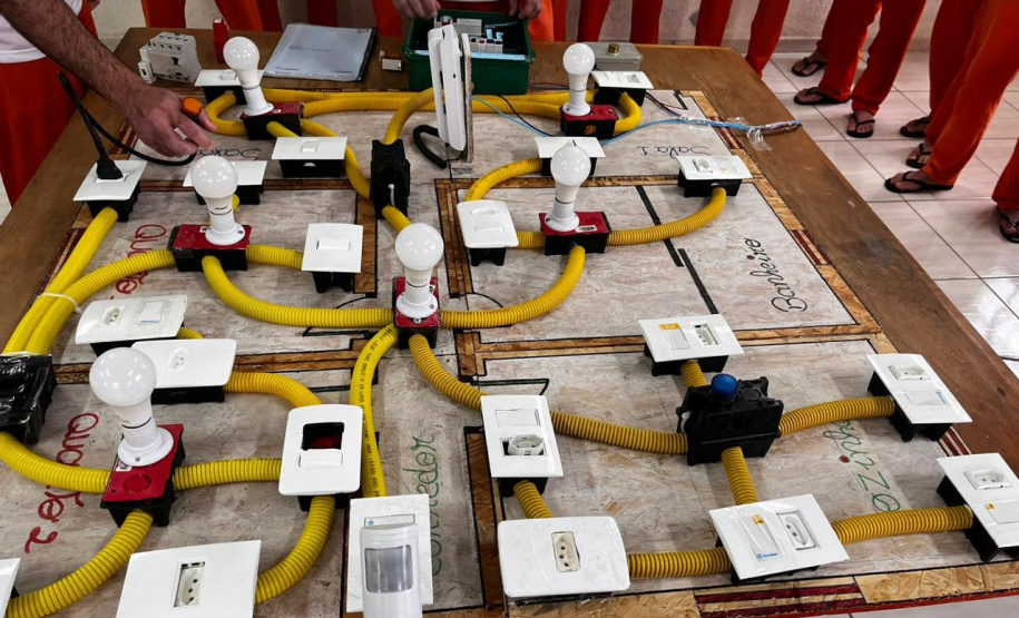 Polícia Penal forma 13 apenados em curso de eletricidade predial do Senai em Ponta Grossa