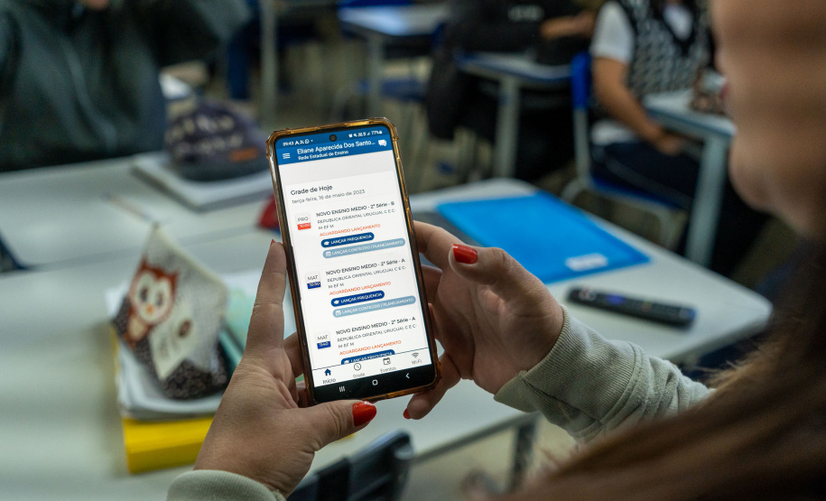 Inteligência artificial para registro de presença deve chegar até 2 mil escolas no Paraná