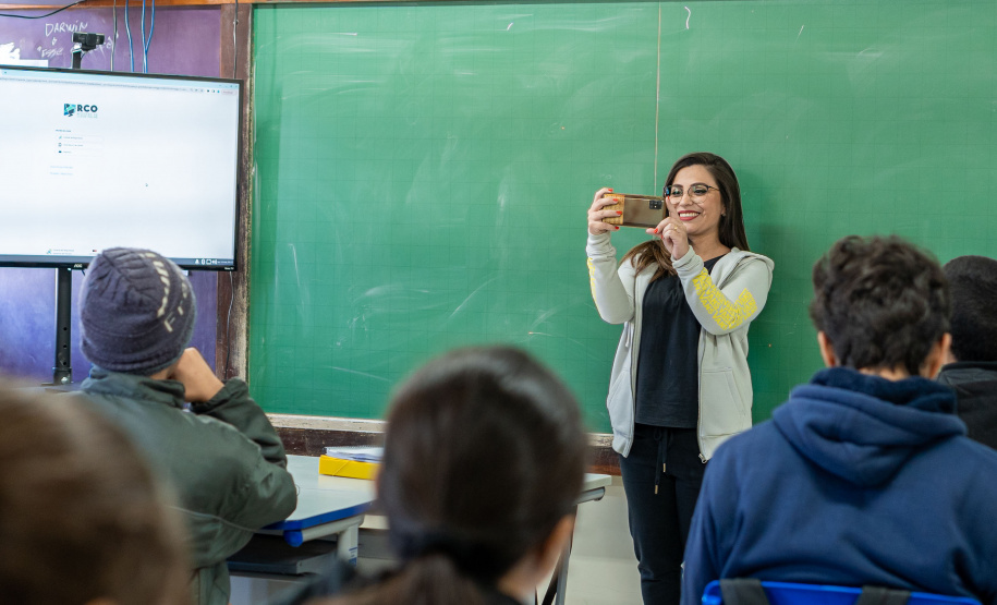 Inteligência artificial para registro de presença deve chegar até 2 mil escolas no Paraná