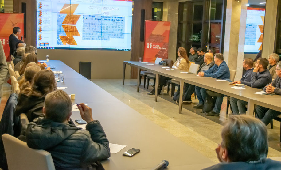 Empresários de Curitiba participam de evento sobre como economizar energia no mercado livre