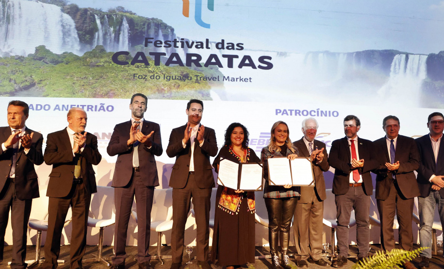 18ª edição, o Festival das Cataratas promoveu, na noite desta quarta-feira (31), no Hotel Recanto Cataratas, a solenidade de abertura do evento. Contou com a participação do governador do Paraná, Carlos Massa Ratinho Junior, Daniela Carneiro, ministra de Turismo do Brasil, e Sofía de Montiel de Afara, ministra do Turismo do Paraguai.