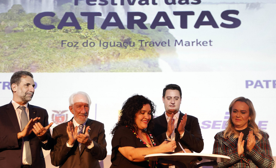 18ª edição, o Festival das Cataratas promoveu, na noite desta quarta-feira (31), no Hotel Recanto Cataratas, a solenidade de abertura do evento. Contou com a participação do governador do Paraná, Carlos Massa Ratinho Junior, Daniela Carneiro, ministra de Turismo do Brasil, e Sofía de Montiel de Afara, ministra do Turismo do Paraguai.