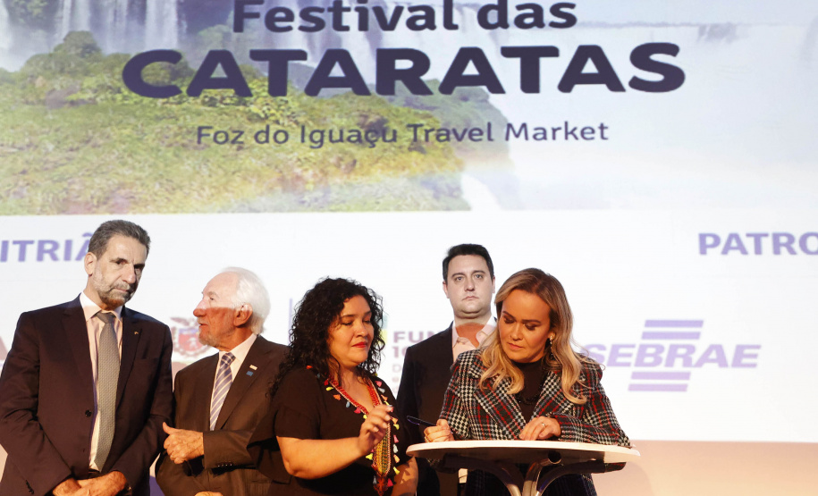 18ª edição, o Festival das Cataratas promoveu, na noite desta quarta-feira (31), no Hotel Recanto Cataratas, a solenidade de abertura do evento. Contou com a participação do governador do Paraná, Carlos Massa Ratinho Junior, Daniela Carneiro, ministra de Turismo do Brasil, e Sofía de Montiel de Afara, ministra do Turismo do Paraguai.