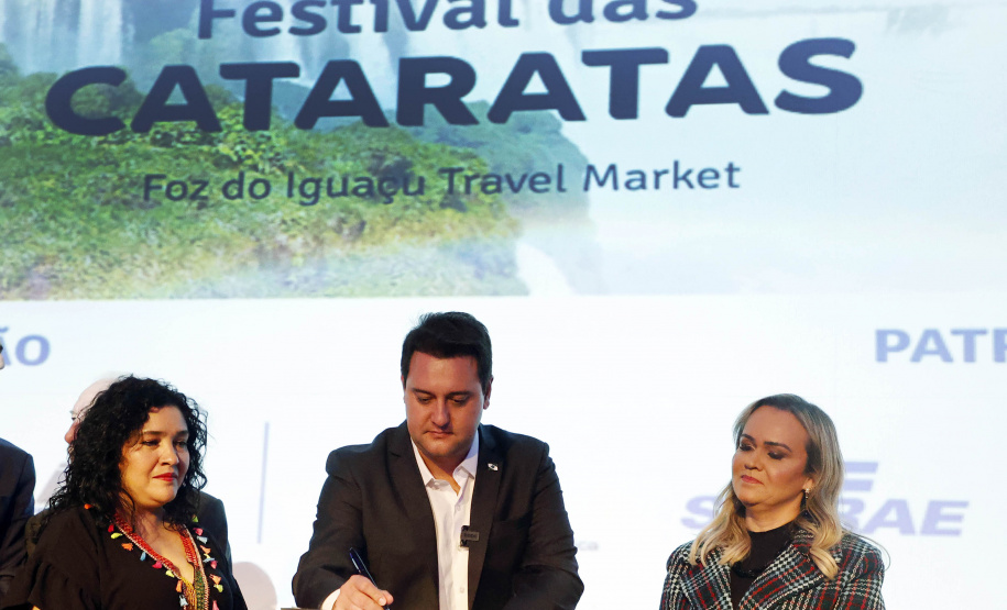 18ª edição, o Festival das Cataratas promoveu, na noite desta quarta-feira (31), no Hotel Recanto Cataratas, a solenidade de abertura do evento. Contou com a participação do governador do Paraná, Carlos Massa Ratinho Junior, Daniela Carneiro, ministra de Turismo do Brasil, e Sofía de Montiel de Afara, ministra do Turismo do Paraguai.
