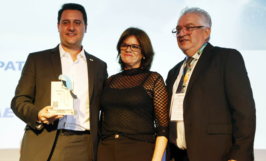 18ª edição, o Festival das Cataratas promoveu, na noite desta quarta-feira (31), no Hotel Recanto Cataratas, a solenidade de abertura do evento. Contou com a participação do governador do Paraná, Carlos Massa Ratinho Junior, Daniela Carneiro, ministra de Turismo do Brasil, e Sofía de Montiel de Afara, ministra do Turismo do Paraguai.