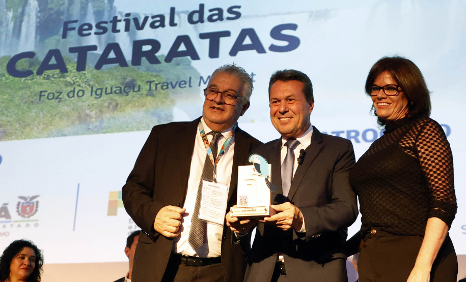 18ª edição, o Festival das Cataratas promoveu, na noite desta quarta-feira (31), no Hotel Recanto Cataratas, a solenidade de abertura do evento. Contou com a participação do governador do Paraná, Carlos Massa Ratinho Junior, Daniela Carneiro, ministra de Turismo do Brasil, e Sofía de Montiel de Afara, ministra do Turismo do Paraguai.