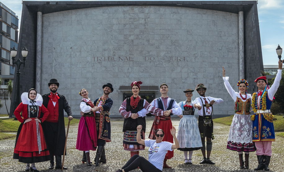 Julho tem gastronomia caiçara, dança folclórica, carneiro no buraco e ciência no calendário turístico paranaense
