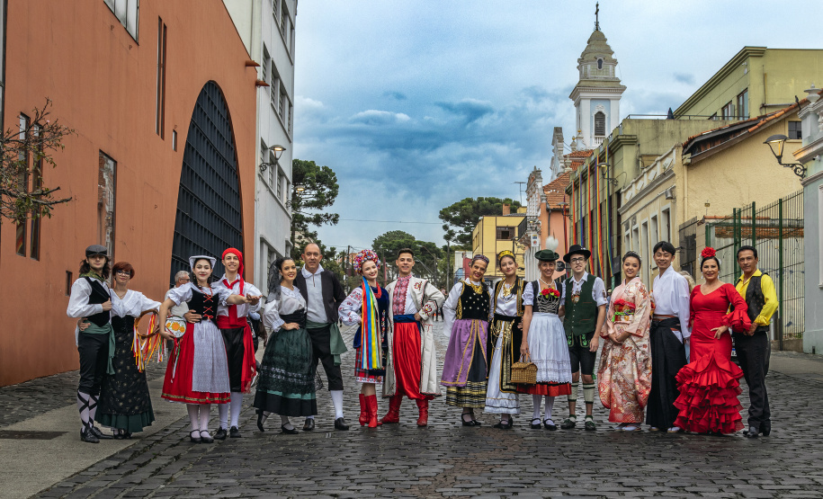 Julho tem gastronomia caiçara, dança folclórica, carneiro no buraco e ciência no calendário turístico paranaense