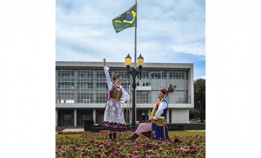 Julho tem gastronomia caiçara, dança folclórica, carneiro no buraco e ciência no calendário turístico paranaense