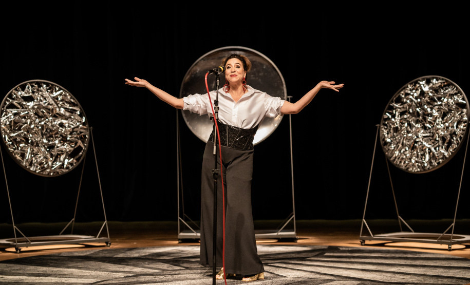 Marisa Orth comemora 40 anos de carreira com espetáculo em Curitiba