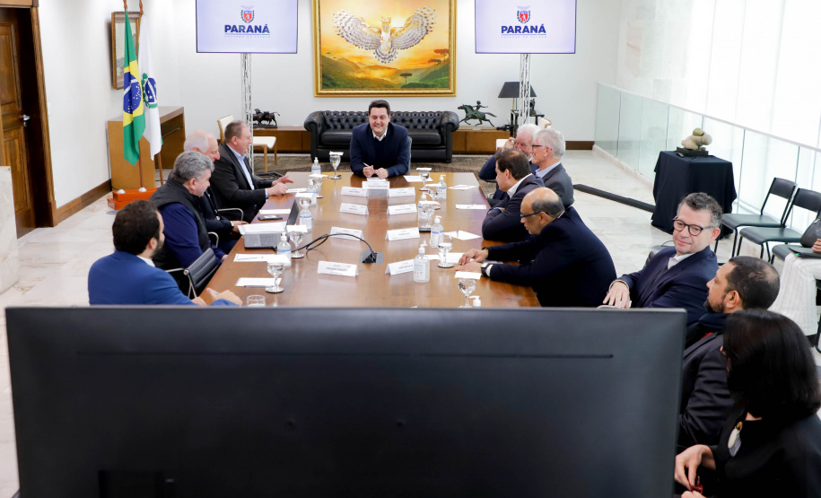 Governador Carlos Massa Ratinho Jr em reunião com a cooperativa Agrária.