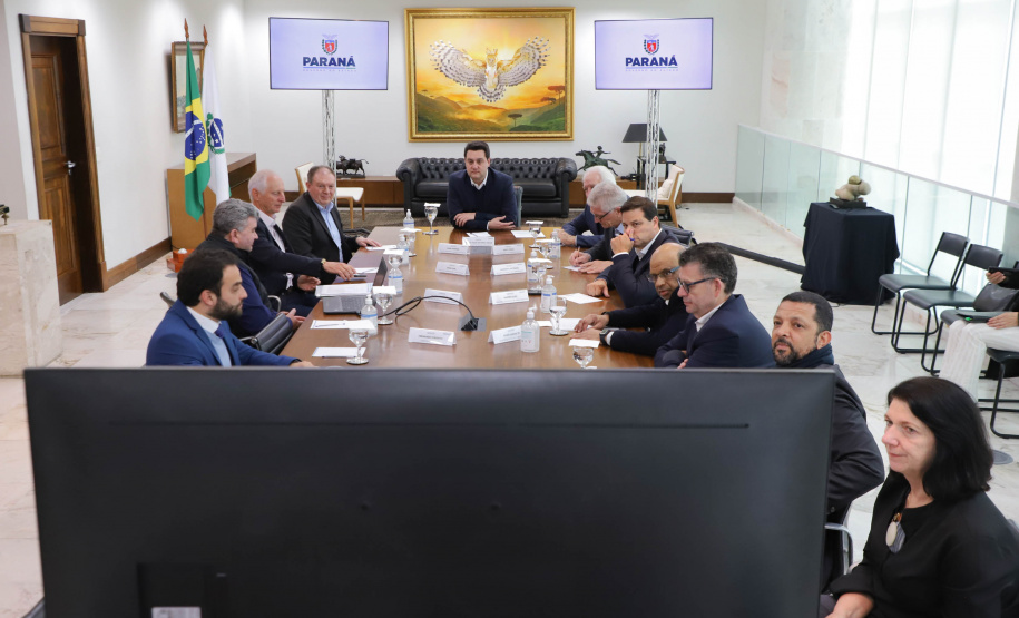 Governador Carlos Massa Ratinho Jr em reunião com a cooperativa Agrária.