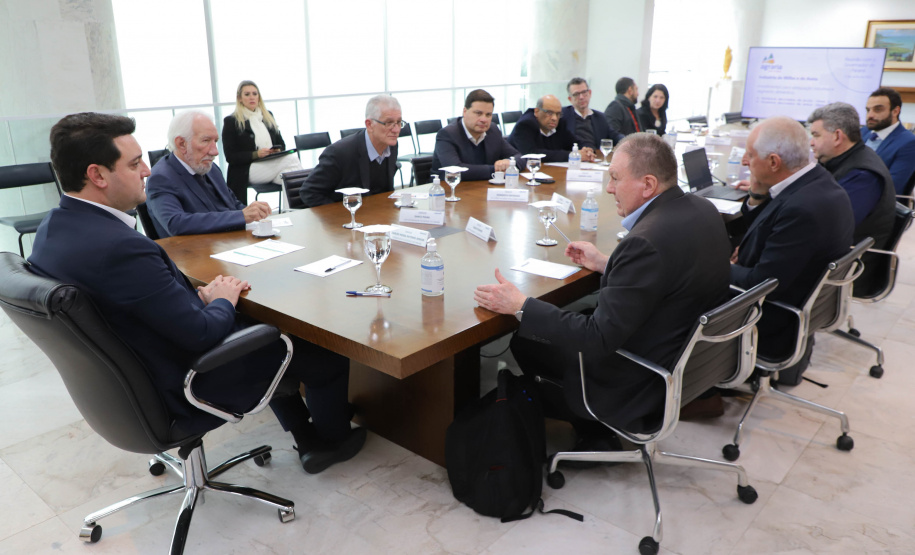 Governador Carlos Massa Ratinho Jr em reunião com a cooperativa Agrária.