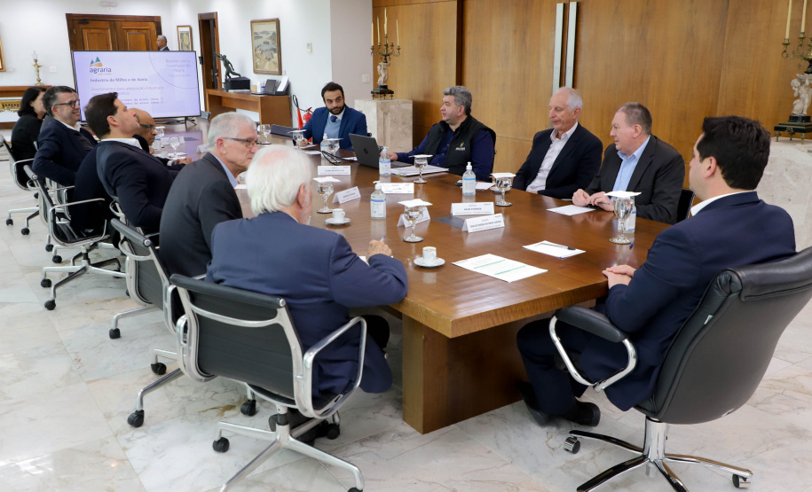 Governador Carlos Massa Ratinho Jr em reunião com a cooperativa Agrária.