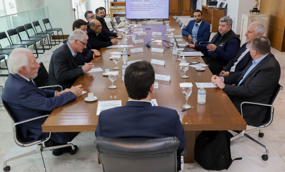 Governador Carlos Massa Ratinho Jr em reunião com a cooperativa Agrária.