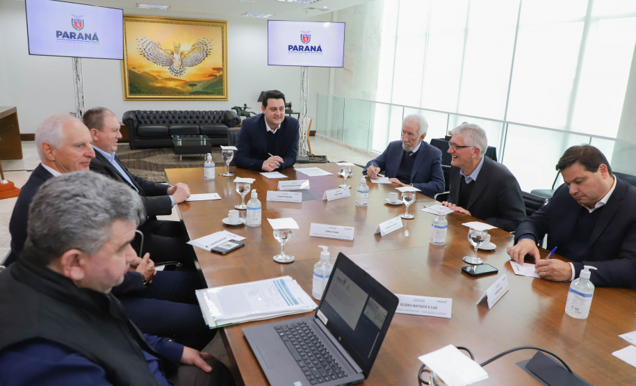 Governador Carlos Massa Ratinho Jr em reunião com a cooperativa Agrária.