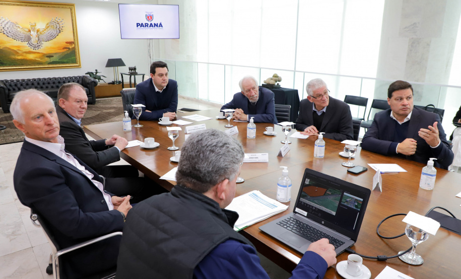 Governador Carlos Massa Ratinho Jr em reunião com a cooperativa Agrária.