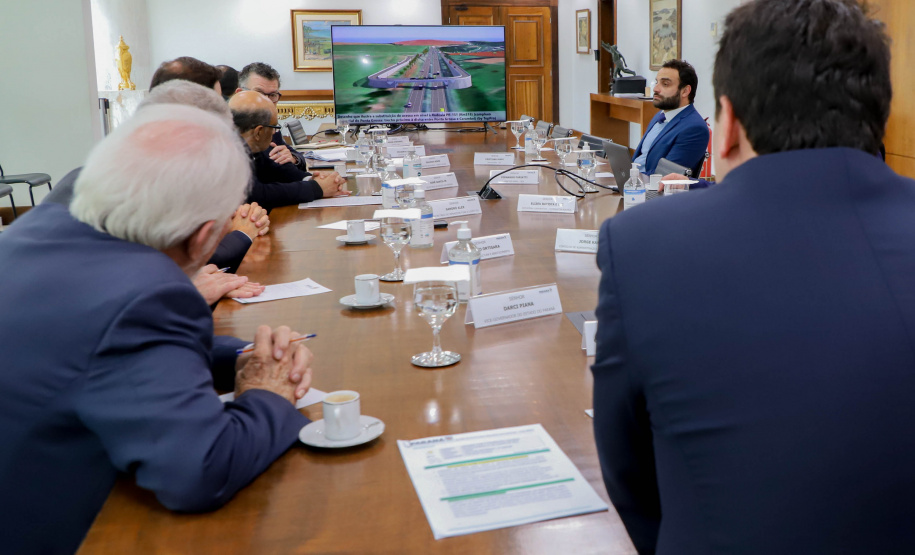 Governador Carlos Massa Ratinho Jr em reunião com a cooperativa Agrária.