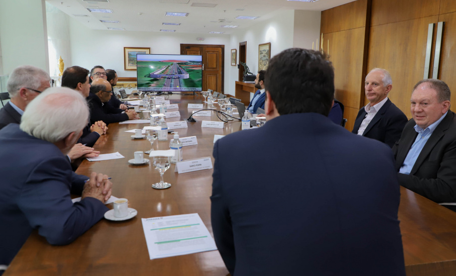 Governador Carlos Massa Ratinho Jr em reunião com a cooperativa Agrária.