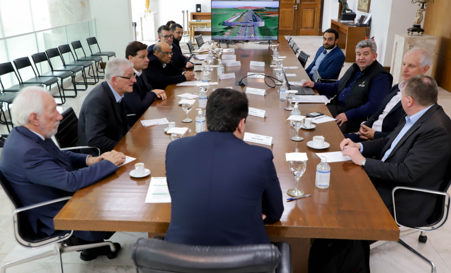 Governador Carlos Massa Ratinho Jr em reunião com a cooperativa Agrária.
