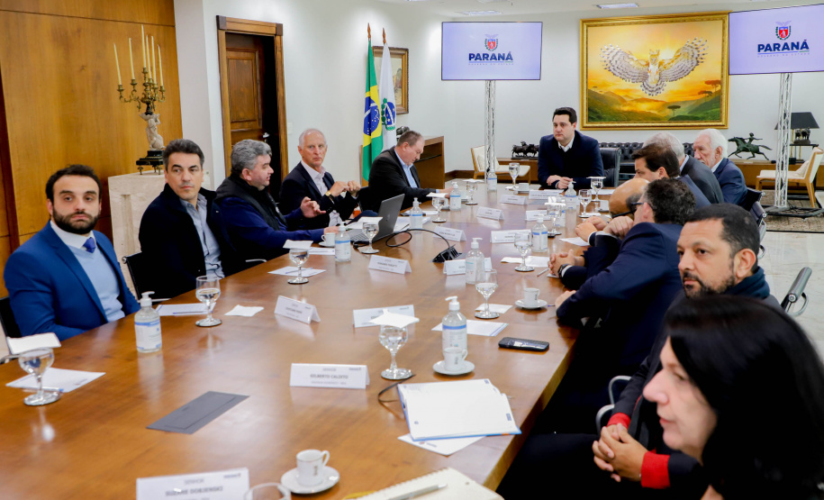 Governador Carlos Massa Ratinho Jr em reunião com a cooperativa Agrária.