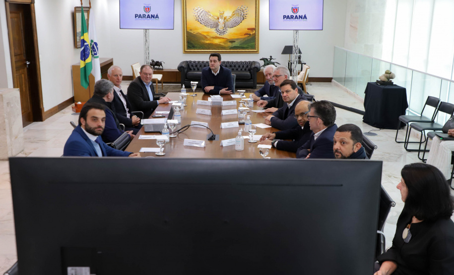 Governador Carlos Massa Ratinho Jr em reunião com a cooperativa Agrária.