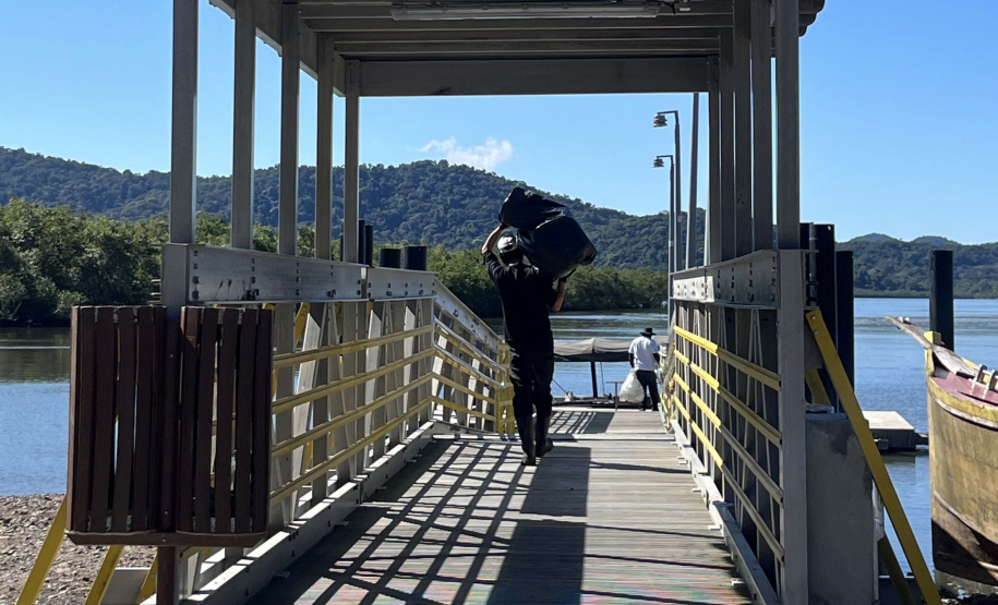 2º mutirão de limpeza de manguezais organizado pela Portos do Paraná retira quase 2,5 toneladas do entorno de Antonina