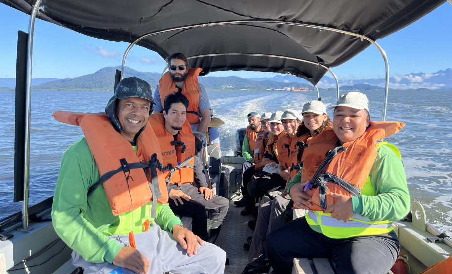 2º mutirão de limpeza de manguezais organizado pela Portos do Paraná retira quase 2,5 toneladas do entorno de Antonina