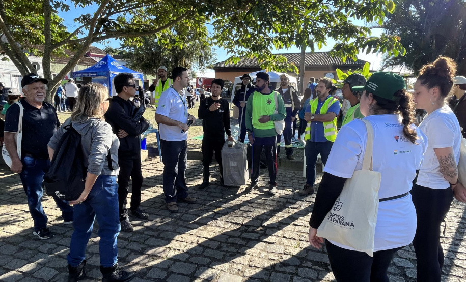 2º mutirão de limpeza de manguezais organizado pela Portos do Paraná retira quase 2,5 toneladas do entorno de Antonina