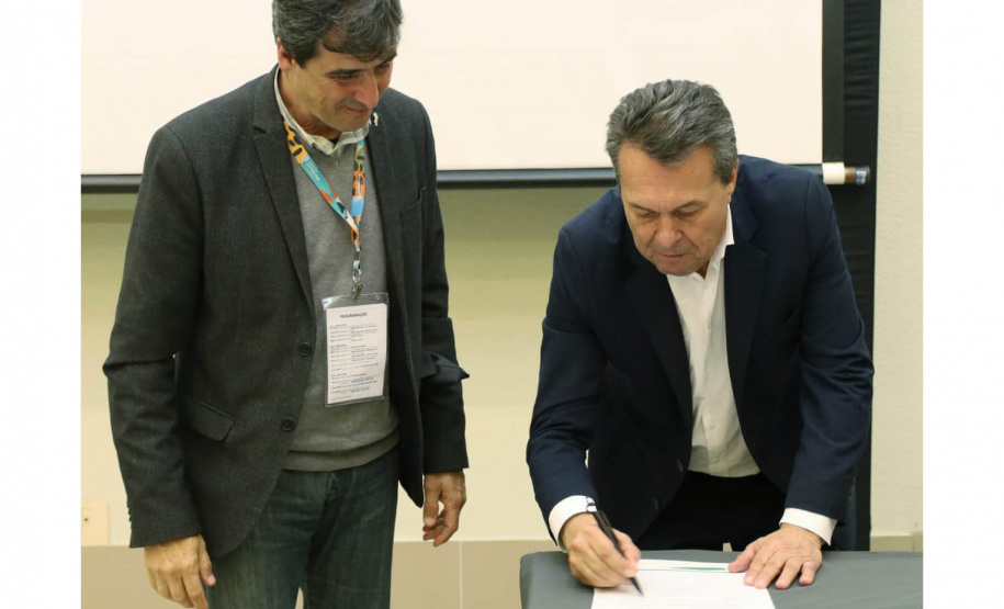 Assinatura do Protocolo de Intenções entre a Secretaria de Estado do Turismo e as IGR, e o compromisso do governo do Paraná com o desenvolvimento do turismo marcou o primeiro dia de evento.