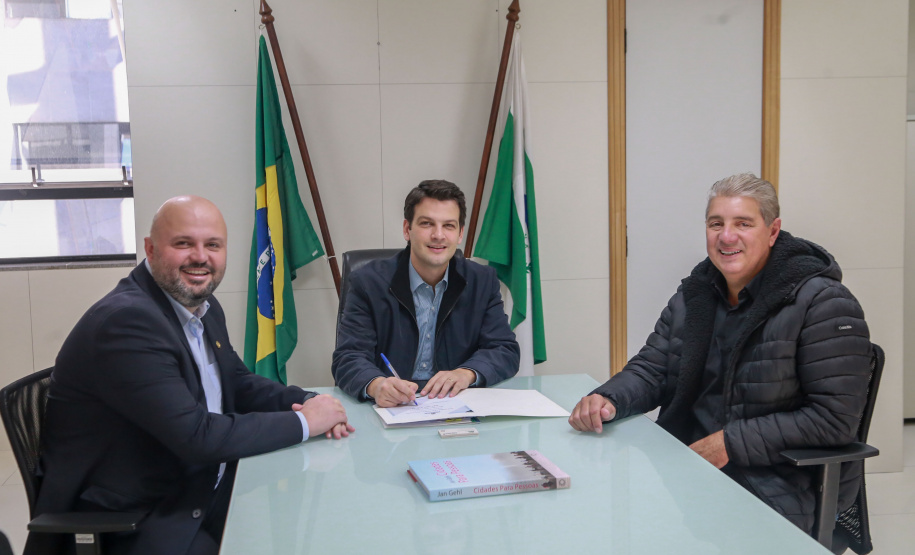 Novas oportunidades para a geração de renda e de postos de trabalho. É o que vai acontecer em Mandirituba, na Região Metropolitana de Curitiba, com a construção do barracão industrial com recursos liberados pelo Governo do Estado, por meio do Programa de Transferência Voluntária da Secretaria das Cidades (Secid). O edital, no valor de R$ 1.242.416,38 e que autoriza a licitação da obra, foi entregue nesta segunda-feira pelo secretário Eduardo Pimentel ao prefeito Luis Antonio Biscaia.
