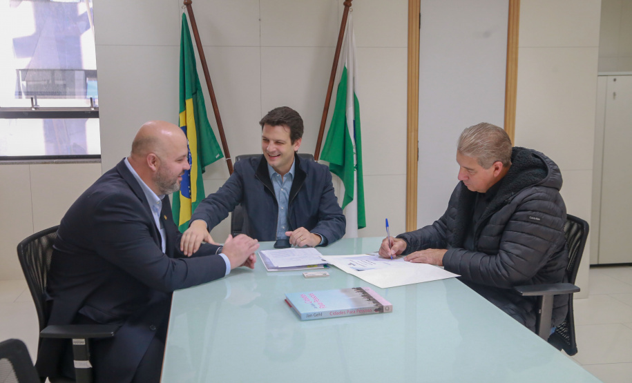 Novas oportunidades para a geração de renda e de postos de trabalho. É o que vai acontecer em Mandirituba, na Região Metropolitana de Curitiba, com a construção do barracão industrial com recursos liberados pelo Governo do Estado, por meio do Programa de Transferência Voluntária da Secretaria das Cidades (Secid). O edital, no valor de R$ 1.242.416,38 e que autoriza a licitação da obra, foi entregue nesta segunda-feira pelo secretário Eduardo Pimentel ao prefeito Luis Antonio Biscaia.