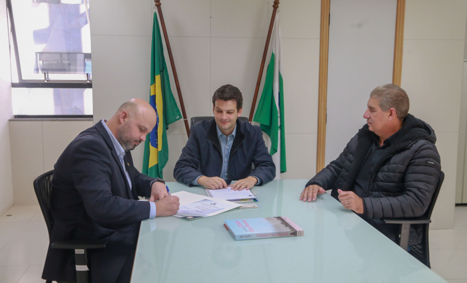 Novas oportunidades para a geração de renda e de postos de trabalho. É o que vai acontecer em Mandirituba, na Região Metropolitana de Curitiba, com a construção do barracão industrial com recursos liberados pelo Governo do Estado, por meio do Programa de Transferência Voluntária da Secretaria das Cidades (Secid). O edital, no valor de R$ 1.242.416,38 e que autoriza a licitação da obra, foi entregue nesta segunda-feira pelo secretário Eduardo Pimentel ao prefeito Luis Antonio Biscaia.