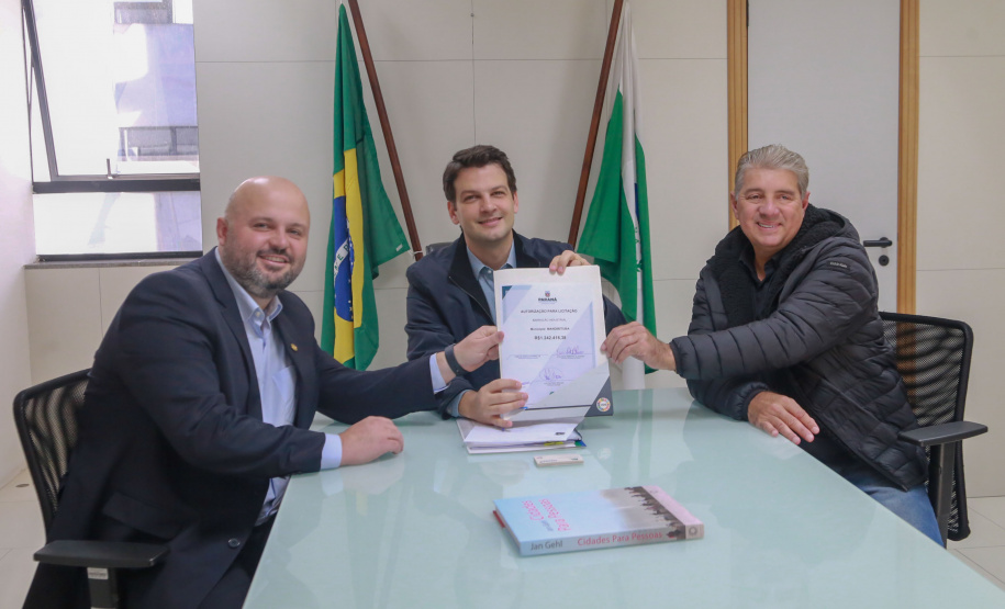 Novas oportunidades para a geração de renda e de postos de trabalho. É o que vai acontecer em Mandirituba, na Região Metropolitana de Curitiba, com a construção do barracão industrial com recursos liberados pelo Governo do Estado, por meio do Programa de Transferência Voluntária da Secretaria das Cidades (Secid). O edital, no valor de R$ 1.242.416,38 e que autoriza a licitação da obra, foi entregue nesta segunda-feira pelo secretário Eduardo Pimentel ao prefeito Luis Antonio Biscaia.