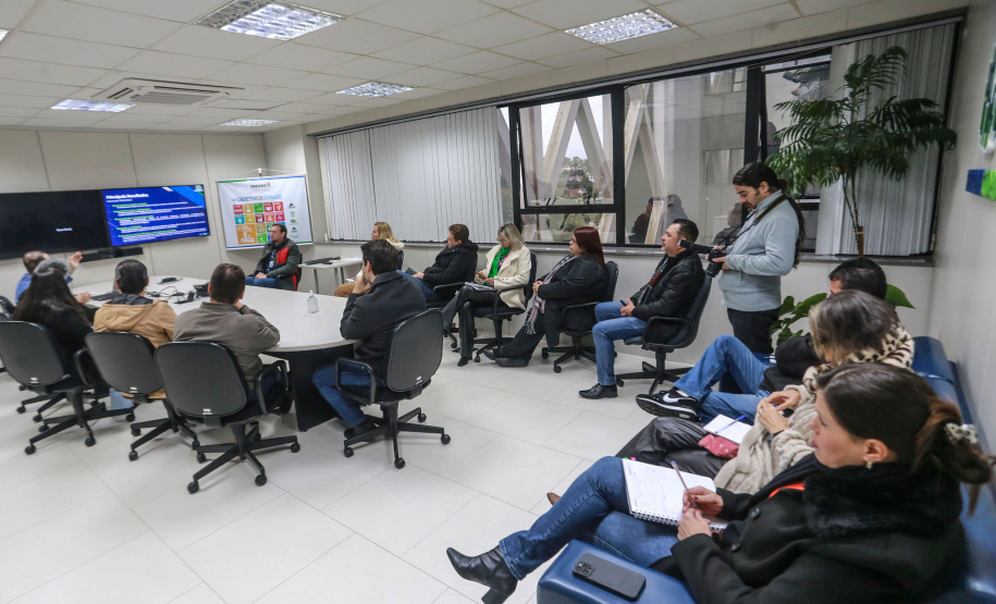 Técnicos de 16 municípios do Paraná vão passar por um treinamento, entre segunda e sexta-feira (19 e 23 ) para aprenderem a trabalhar com um software de georreferenciamento, adquirido pelo Governo do Estado.