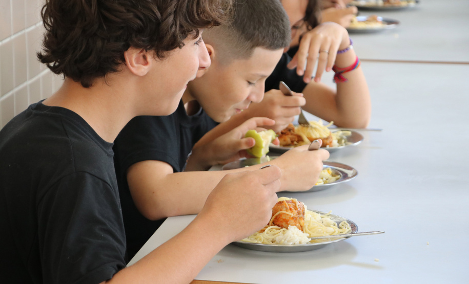 Governo do Estado entrega terceira remessa de alimentos não perecíveis da merenda escolar