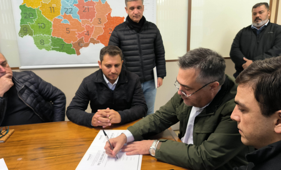 O secretário de Estado da Saúde, Beto Preto, assinou, nesta segunda-feira (19), a autorização para início das obras de dois Prontos Atendimentos Municipais (PAM) na região dos Campos Gerais, no centro-leste do Estado