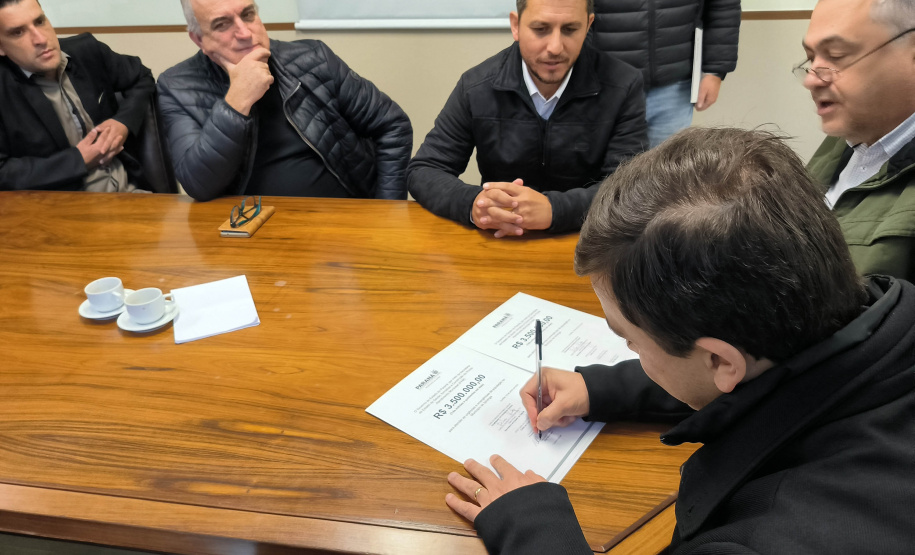 O secretário de Estado da Saúde, Beto Preto, assinou, nesta segunda-feira (19), a autorização para início das obras de dois Prontos Atendimentos Municipais (PAM) na região dos Campos Gerais, no centro-leste do Estado