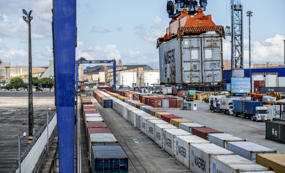 Aumenta o transporte de cargas pela ferrovia até o Porto de Paranaguá