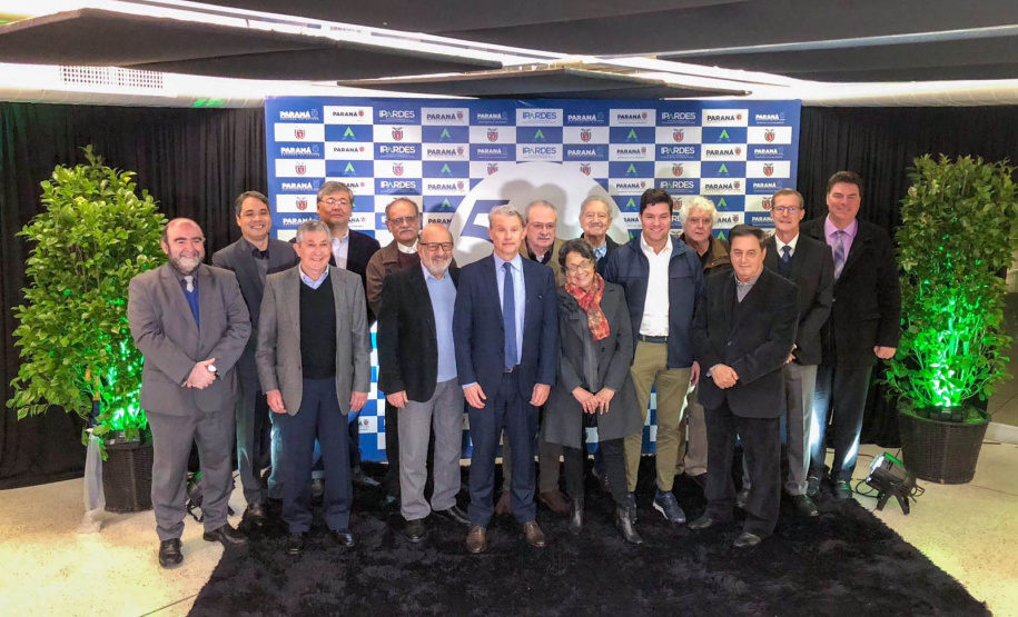 IPARDES ALex Adam SEPL Presidente Jorge Callado ao centro, com secere tario Guto Silva e ladeado de ex presidentes da instituicao