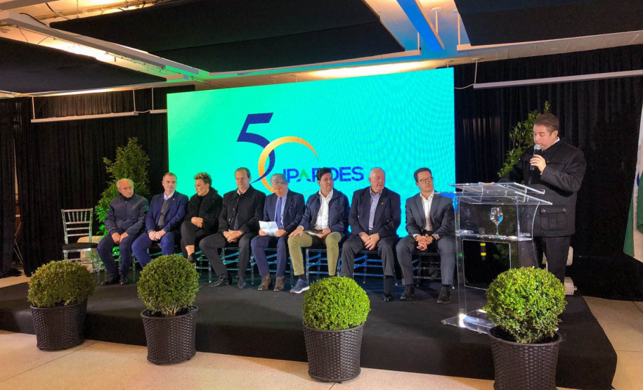 IPARDES ALex Adam SEPL Presidente Jorge Callado ao centro, com secere tario Guto Silva e ladeado de ex presidentes da instituicao