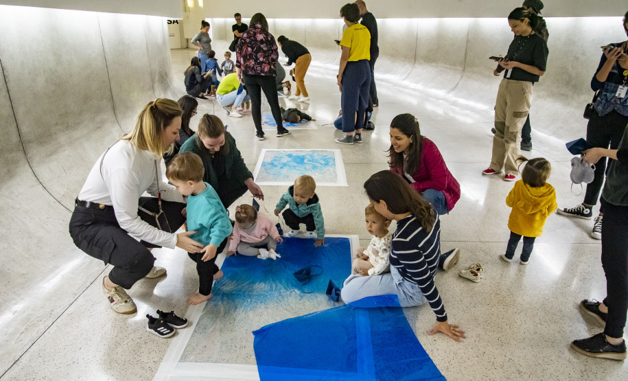 MON convida crianças de 1 a 2 anos para oficina artística sobre a cor verde