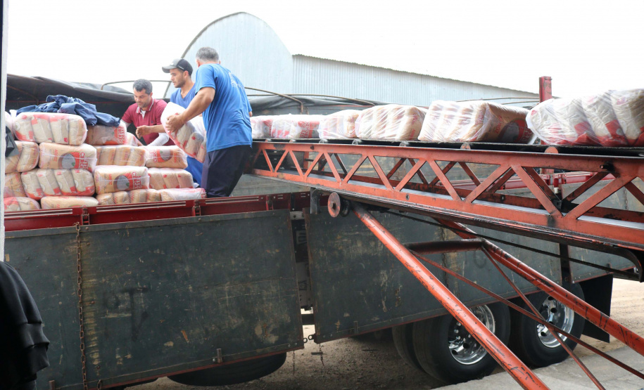 Governo do Estado entrega terceira remessa de alimentos não perecíveis da merenda escolar