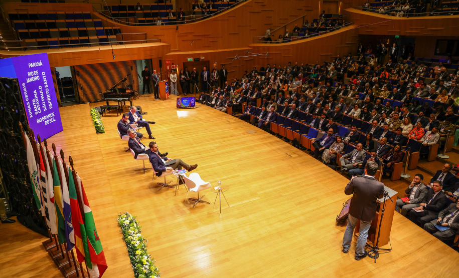 O governador Carlos Massa Ratinho Junior defendeu o fortalecimento da integração interestadual durante a abertura do 8º encontro do Consórcio de Integração Sul e Sudeste (Cosud), nesta sexta-feira (02), em Belo Horizonte.