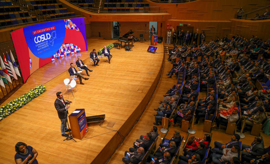 O governador Carlos Massa Ratinho Junior defendeu o fortalecimento da integração interestadual durante a abertura do 8º encontro do Consórcio de Integração Sul e Sudeste (Cosud), nesta sexta-feira (02), em Belo Horizonte.