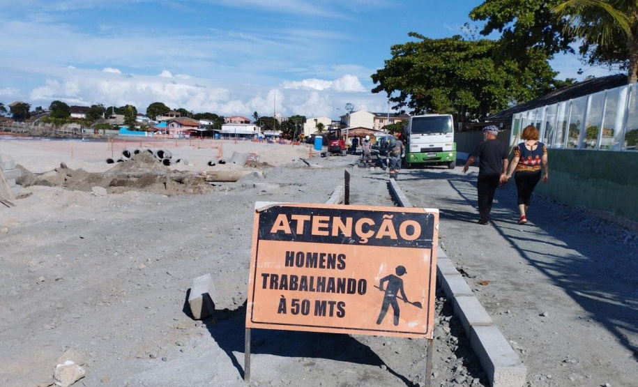 Com o avanço das obras da recuperação da Orla de Matinhos para pontos mais centrais da cidade, o Instituto Água e Terra (IAT) reforça o pedido para que moradores e turistas sigam atentos aos avisos de segurança, evitando acidentes.