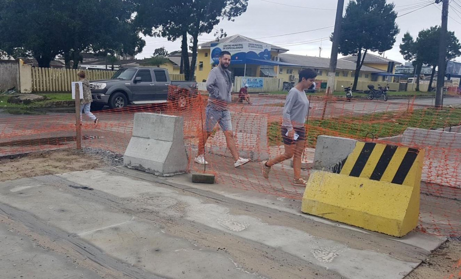 Com o avanço das obras da recuperação da Orla de Matinhos para pontos mais centrais da cidade, o Instituto Água e Terra (IAT) reforça o pedido para que moradores e turistas sigam atentos aos avisos de segurança, evitando acidentes.