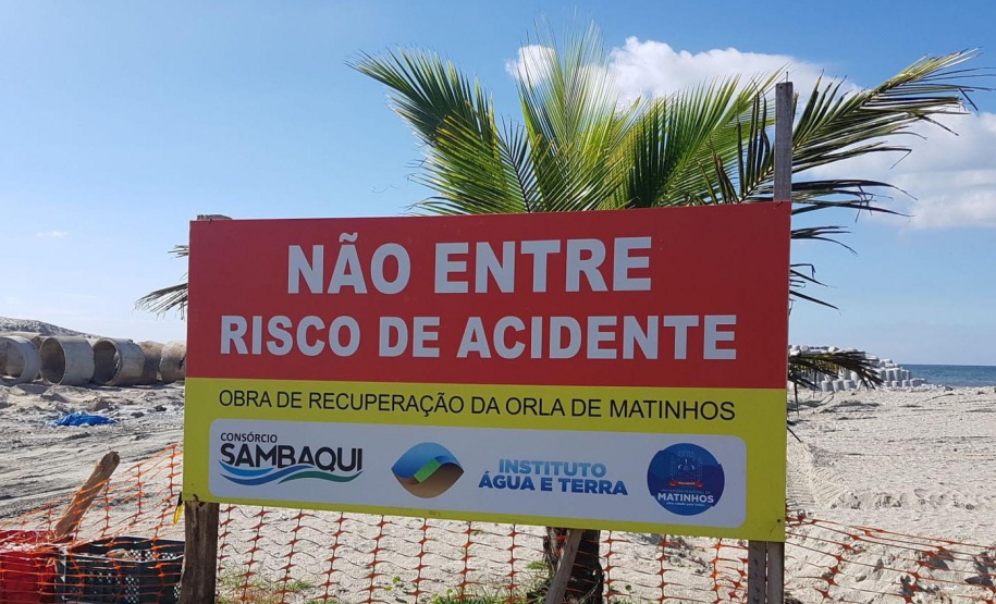 Com o avanço das obras da recuperação da Orla de Matinhos para pontos mais centrais da cidade, o Instituto Água e Terra (IAT) reforça o pedido para que moradores e turistas sigam atentos aos avisos de segurança, evitando acidentes.